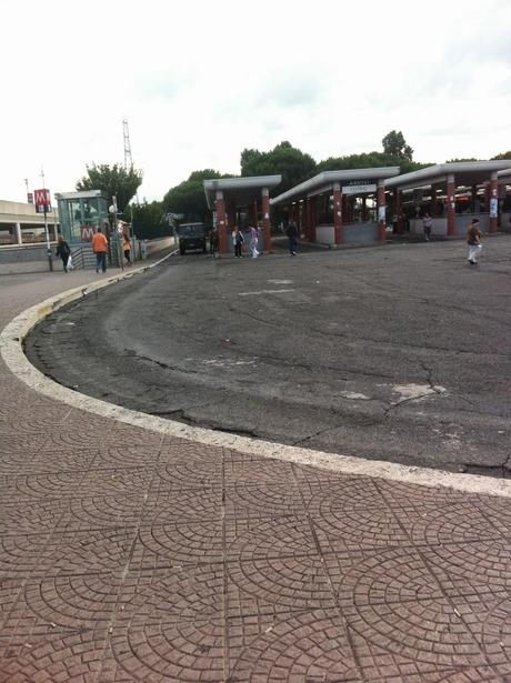 Per non dimenticare. Foto dal suk inaudito e immondo della stazione Anagnina. Un terminal trasportistico del terzo mondo alle porte della capitale d'Italia. Perché?