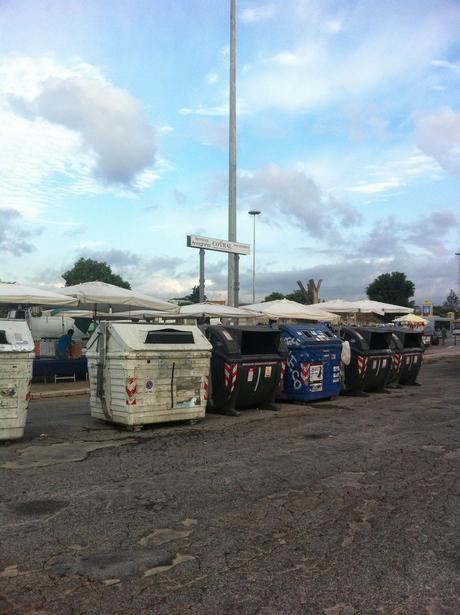 Per non dimenticare. Foto dal suk inaudito e immondo della stazione Anagnina. Un terminal trasportistico del terzo mondo alle porte della capitale d'Italia. Perché?