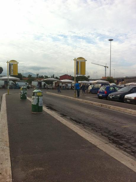 Per non dimenticare. Foto dal suk inaudito e immondo della stazione Anagnina. Un terminal trasportistico del terzo mondo alle porte della capitale d'Italia. Perché?