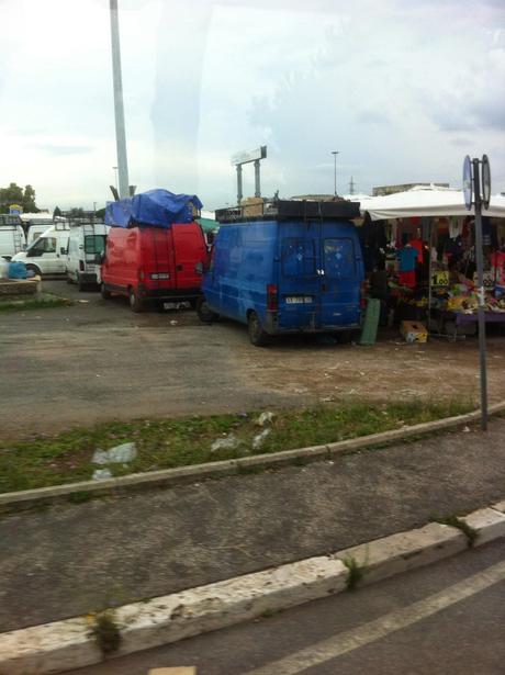 Per non dimenticare. Foto dal suk inaudito e immondo della stazione Anagnina. Un terminal trasportistico del terzo mondo alle porte della capitale d'Italia. Perché?