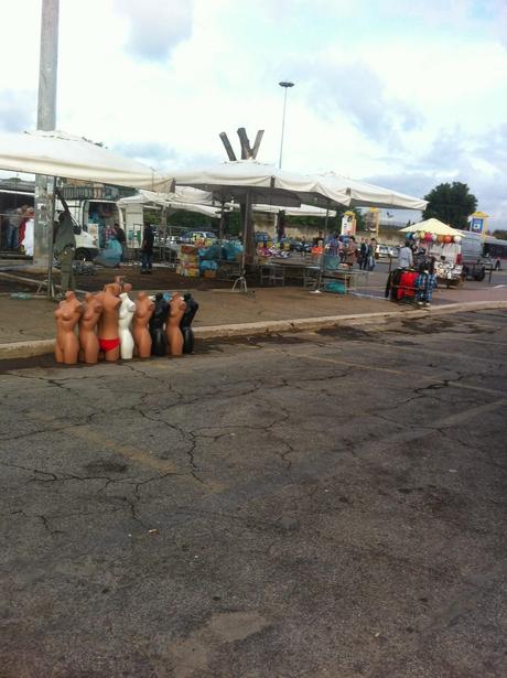 Per non dimenticare. Foto dal suk inaudito e immondo della stazione Anagnina. Un terminal trasportistico del terzo mondo alle porte della capitale d'Italia. Perché?