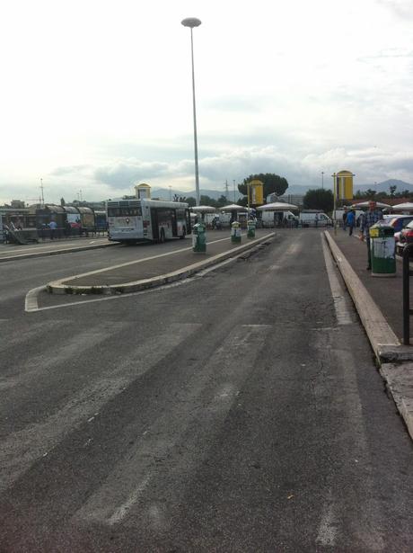 Per non dimenticare. Foto dal suk inaudito e immondo della stazione Anagnina. Un terminal trasportistico del terzo mondo alle porte della capitale d'Italia. Perché?