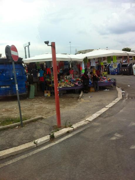 Per non dimenticare. Foto dal suk inaudito e immondo della stazione Anagnina. Un terminal trasportistico del terzo mondo alle porte della capitale d'Italia. Perché?