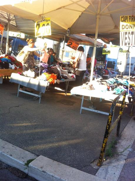 Per non dimenticare. Foto dal suk inaudito e immondo della stazione Anagnina. Un terminal trasportistico del terzo mondo alle porte della capitale d'Italia. Perché?
