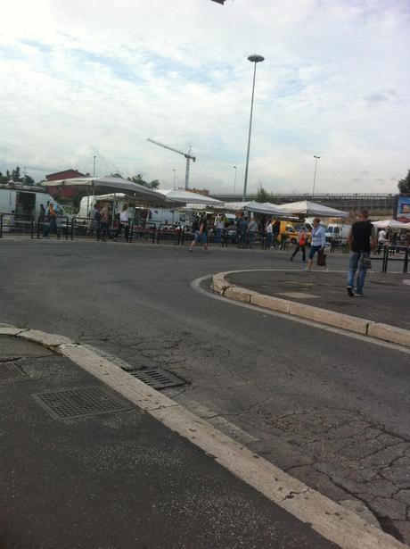Per non dimenticare. Foto dal suk inaudito e immondo della stazione Anagnina. Un terminal trasportistico del terzo mondo alle porte della capitale d'Italia. Perché?