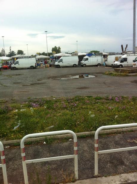 Per non dimenticare. Foto dal suk inaudito e immondo della stazione Anagnina. Un terminal trasportistico del terzo mondo alle porte della capitale d'Italia. Perché?