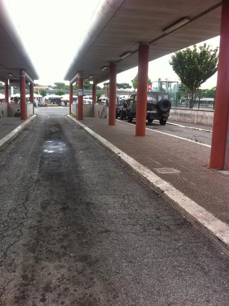 Per non dimenticare. Foto dal suk inaudito e immondo della stazione Anagnina. Un terminal trasportistico del terzo mondo alle porte della capitale d'Italia. Perché?