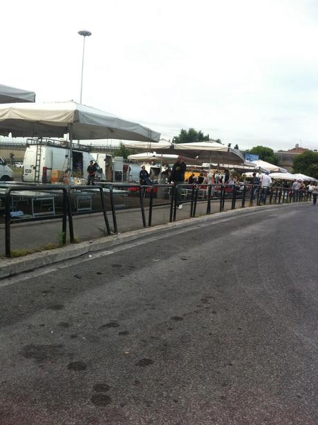 Per non dimenticare. Foto dal suk inaudito e immondo della stazione Anagnina. Un terminal trasportistico del terzo mondo alle porte della capitale d'Italia. Perché?