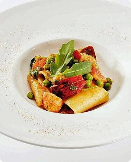 Paccheri di Gragnano con ragù di astice, piselli e rucola