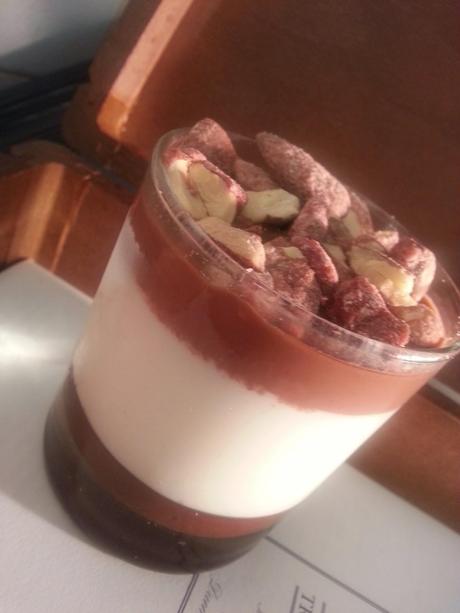 Pannacotta con nutella e briciole di mandorle perlate