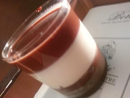 Pannacotta con nutella e briciole di mandorle perlate