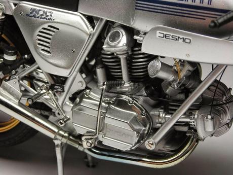 Ducati 900 SS by Max Moto Modeling (Tamiya)