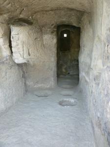 Cantina scavata nella roccia con i fori per l'interramento delle anfore