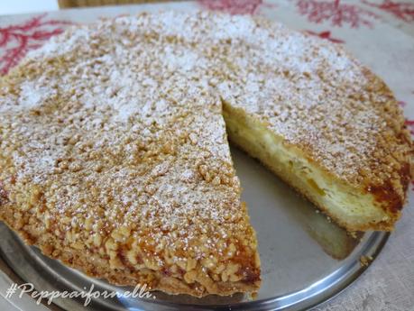 Torta di ricotta e pesche noci.