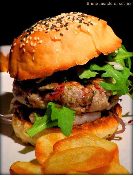 BURGER di AGNELLO con CIPOLLE grigliate e salsa al VINO rosso