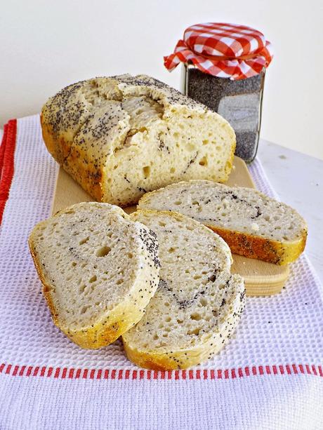 Pane in cassetta alla farina di riso e semi di papavero