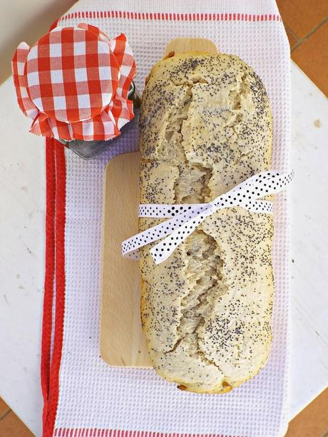 Pane in cassetta alla farina di riso e semi di papavero