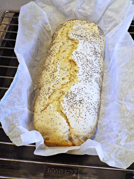 Pane in cassetta alla farina di riso e semi di papavero