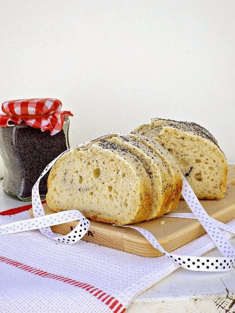 Pane in cassetta alla farina di riso e semi di papavero