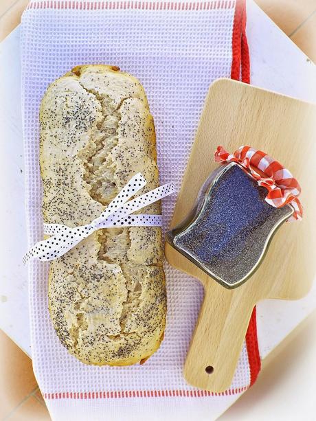 Pane in cassetta alla farina di riso e semi di papavero