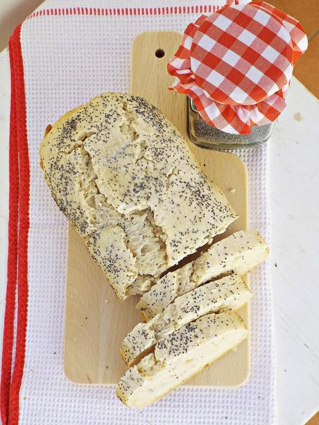 Pane in cassetta alla farina di riso e semi di papavero