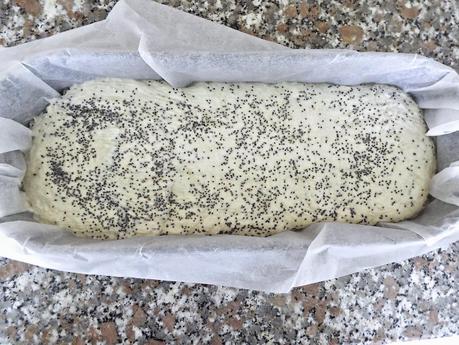 Pane in cassetta alla farina di riso e semi di papavero