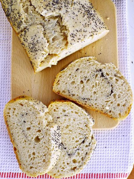 Pane in cassetta alla farina di riso e semi di papavero