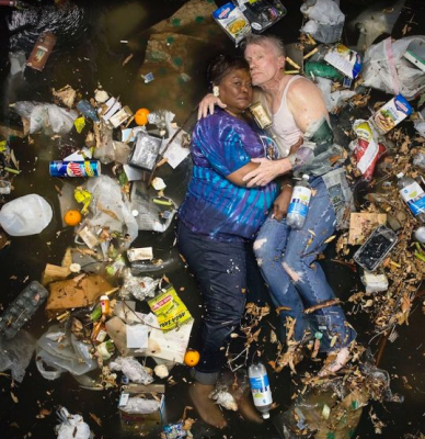 SETTE GIORNI DI SPAZZATURA – Impressionanti FOTO di persone nei loro rifiuti