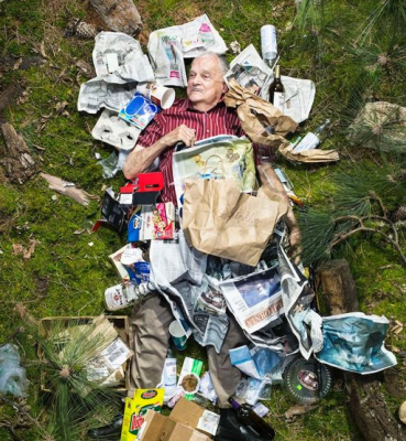 SETTE GIORNI DI SPAZZATURA – Impressionanti FOTO di persone nei loro rifiuti