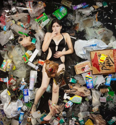 SETTE GIORNI DI SPAZZATURA – Impressionanti FOTO di persone nei loro rifiuti