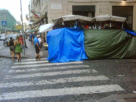 Quasi investito (da una vettura della Polizia Municipale che non si è neppure fermata) per colpa di una bancarella