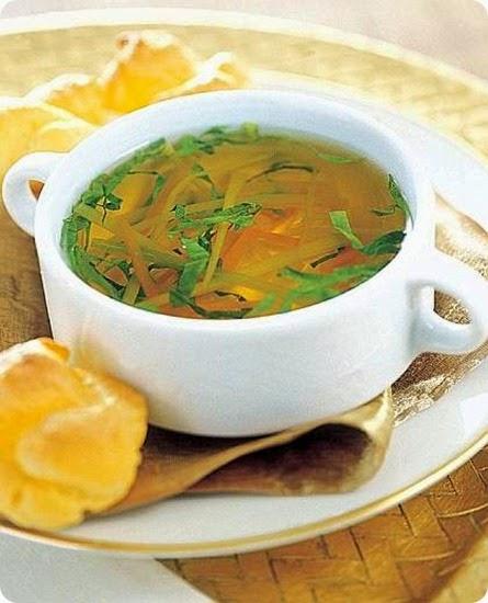 Consommé alle verdure con bignè salati