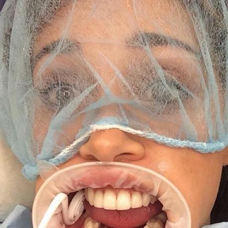 Belen Rodriguez e il selfie mentre si cura i denti!