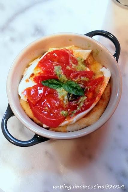 Lasagnette a freddo di pane carasau con pomodorini, bufala e pesto