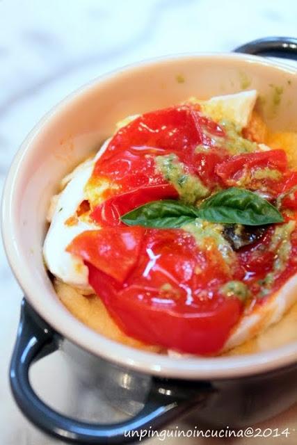 Lasagnette a freddo di pane carasau con pomodorini, bufala e pesto