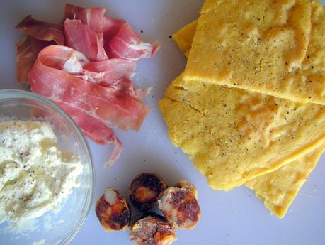 Tagliere con cecina, affettati e caprino