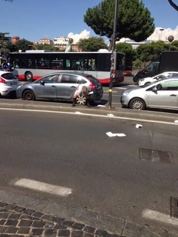 Barbone fanno la cacca in mezzo alla strada e turisti fotografano esterrefatti. A Piazza dei Cinquecento, di fronte alla Stazione Termini