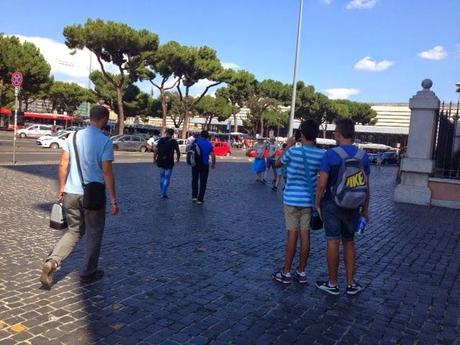 Barbone fanno la cacca in mezzo alla strada e turisti fotografano esterrefatti. A Piazza dei Cinquecento, di fronte alla Stazione Termini
