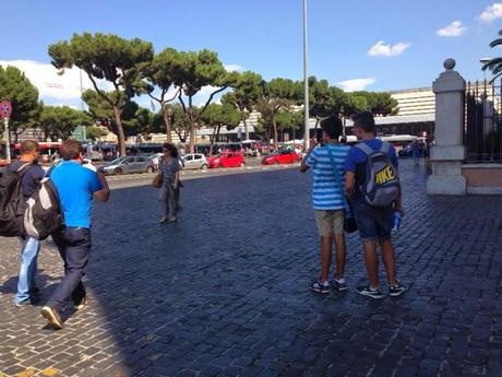 Barbone fanno la cacca in mezzo alla strada e turisti fotografano esterrefatti. A Piazza dei Cinquecento, di fronte alla Stazione Termini
