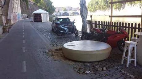 Proprio l'estate dovrebbe essere il momento per utilizzare le ciclabili lungo il Tevere. E invece ecco come vengono ridotte a causa delle bancarele