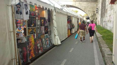 Proprio l'estate dovrebbe essere il momento per utilizzare le ciclabili lungo il Tevere. E invece ecco come vengono ridotte a causa delle bancarele