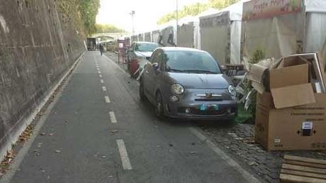 Proprio l'estate dovrebbe essere il momento per utilizzare le ciclabili lungo il Tevere. E invece ecco come vengono ridotte a causa delle bancarele