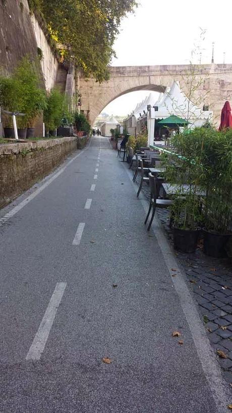 Proprio l'estate dovrebbe essere il momento per utilizzare le ciclabili lungo il Tevere. E invece ecco come vengono ridotte a causa delle bancarele