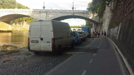 Proprio l'estate dovrebbe essere il momento per utilizzare le ciclabili lungo il Tevere. E invece ecco come vengono ridotte a causa delle bancarele