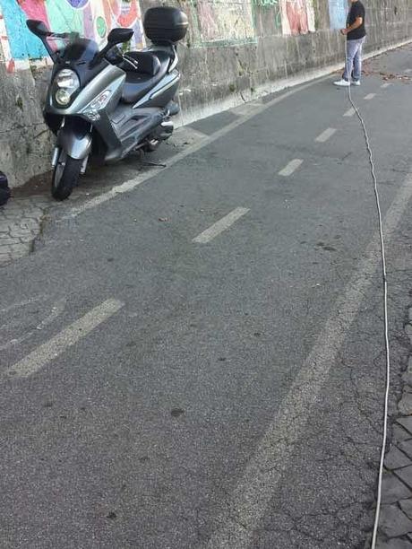 Proprio l'estate dovrebbe essere il momento per utilizzare le ciclabili lungo il Tevere. E invece ecco come vengono ridotte a causa delle bancarele