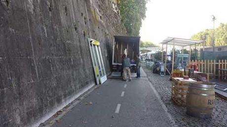 Proprio l'estate dovrebbe essere il momento per utilizzare le ciclabili lungo il Tevere. E invece ecco come vengono ridotte a causa delle bancarele