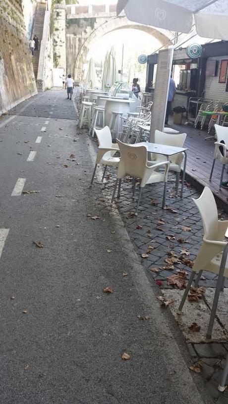 Proprio l'estate dovrebbe essere il momento per utilizzare le ciclabili lungo il Tevere. E invece ecco come vengono ridotte a causa delle bancarele