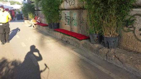 Proprio l'estate dovrebbe essere il momento per utilizzare le ciclabili lungo il Tevere. E invece ecco come vengono ridotte a causa delle bancarele