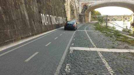 Proprio l'estate dovrebbe essere il momento per utilizzare le ciclabili lungo il Tevere. E invece ecco come vengono ridotte a causa delle bancarele