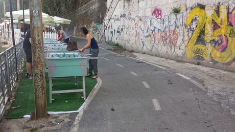 Proprio l'estate dovrebbe essere il momento per utilizzare le ciclabili lungo il Tevere. E invece ecco come vengono ridotte a causa delle bancarele